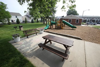 Playground and outdoor seating - Photo Gallery 5