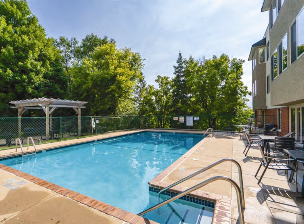 Quail Ridge Outdoor Pool & Grill Area