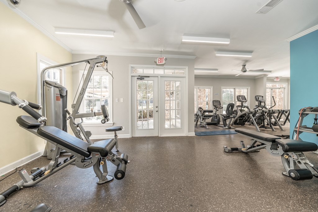 the gym at the landing at pullman apartments in pullman
