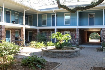 Updated Courtyard at Ashford Riverview