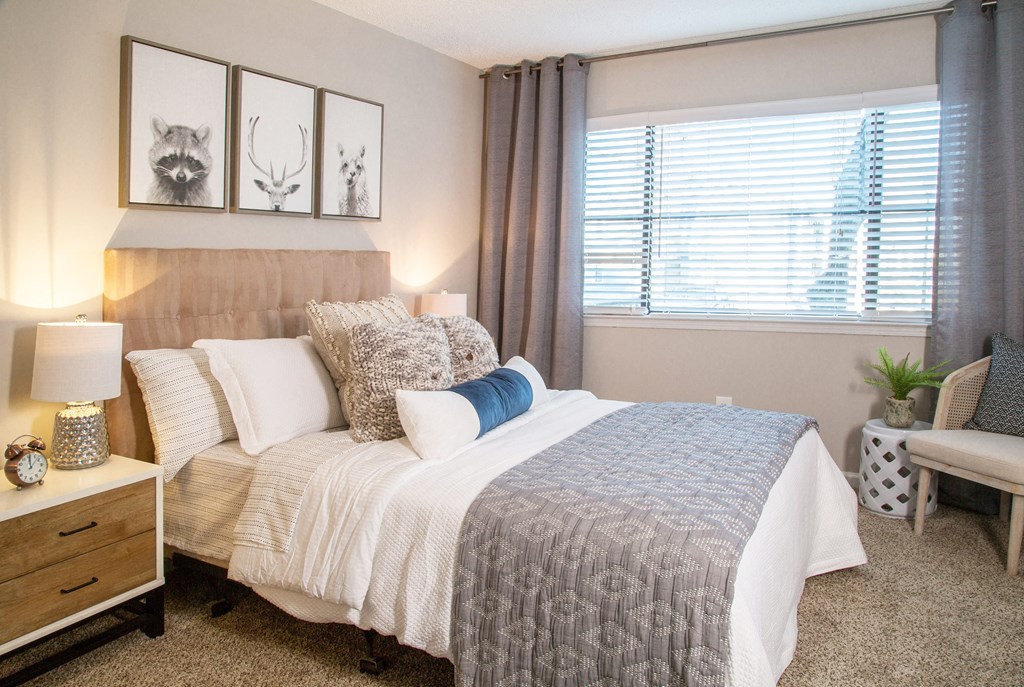 the preserve at ballantyne commons apartments bedroom with bed and window