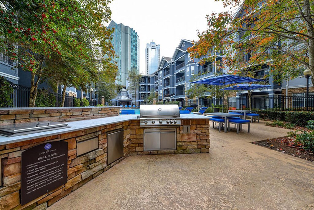 A stone wall with a plaque on it in front of a building.