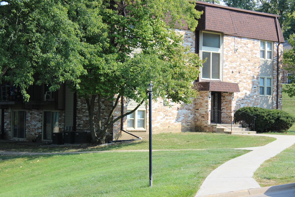 a walkway in front of an apartment building