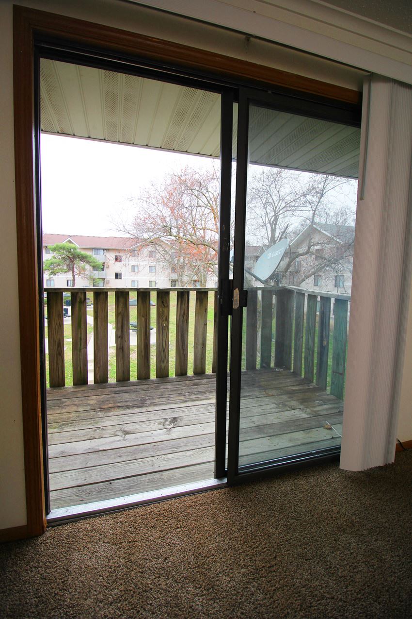 a sliding glass door in the living room leads out to the deck - Photo Gallery 1