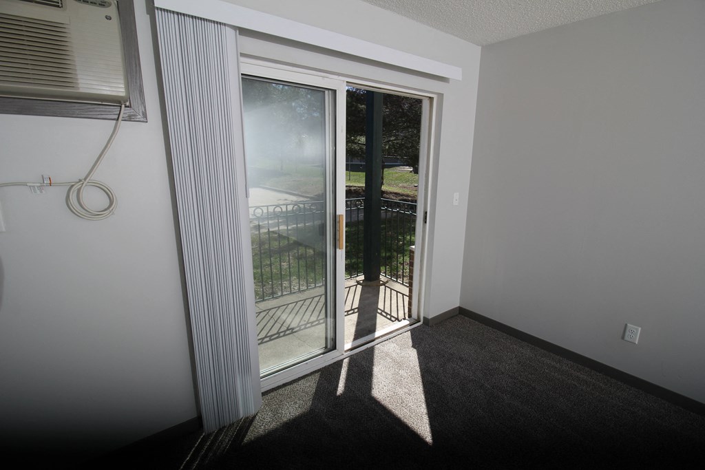 room for rent in a 2 bedroom apartment in clichy