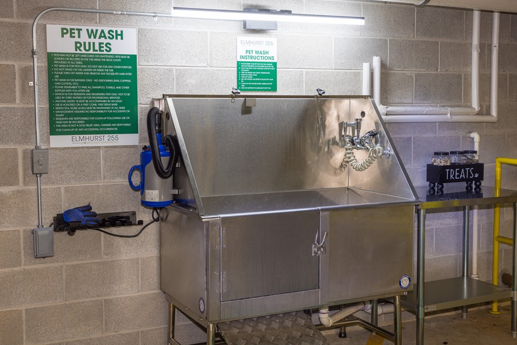 Pet Wash Station at Elmhurst 255, Illinois, 60126