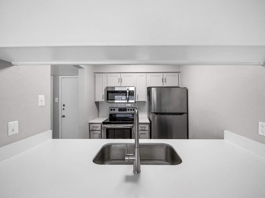 Classic kitchen with stove top oven at The Stella, Irving, 75038