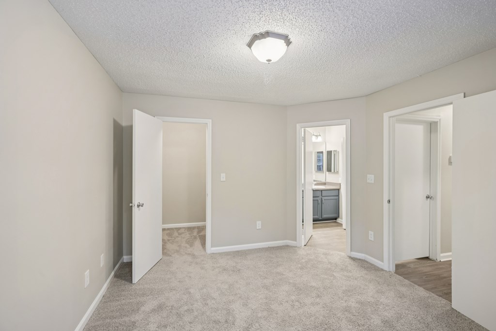 A room with a carpeted floor and a ceiling light.
