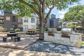 our apartments have a spacious courtyard with picnic tables and barbecue grills at District 2308, Texas ?