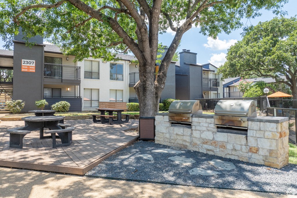 our apartments have a spacious courtyard with picnic tables and barbecue grills at District 2308, Arlington, TX ?