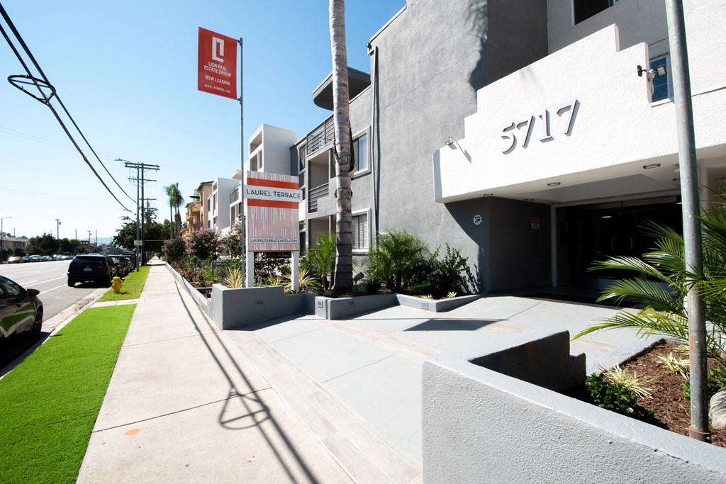 the building in which the motel is located is on the side of the street