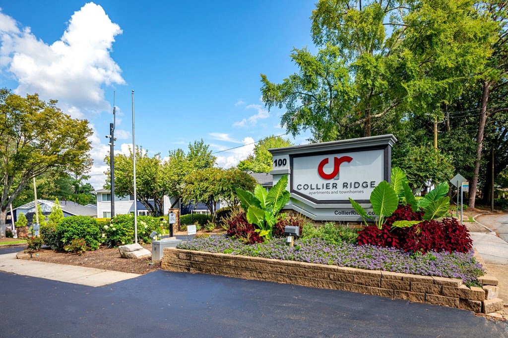 Apartment with beautiful landscaping in Atlanta GA