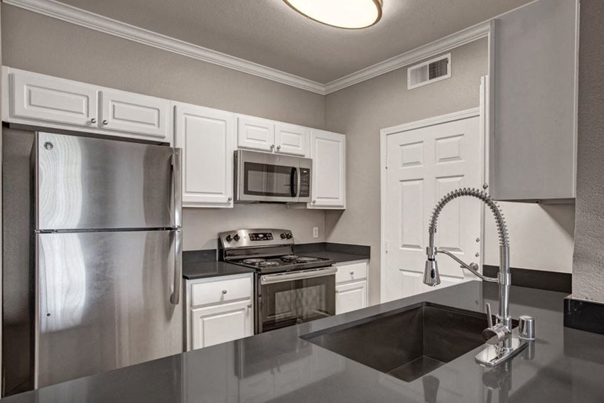 Modern Kitchen | Apartments For Rent Sacramento California | Broadleaf Apartments - Photo Gallery 1