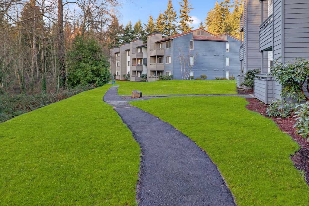 Lush Grounds  | Taluswood Apartments |  Mountlake Terrace