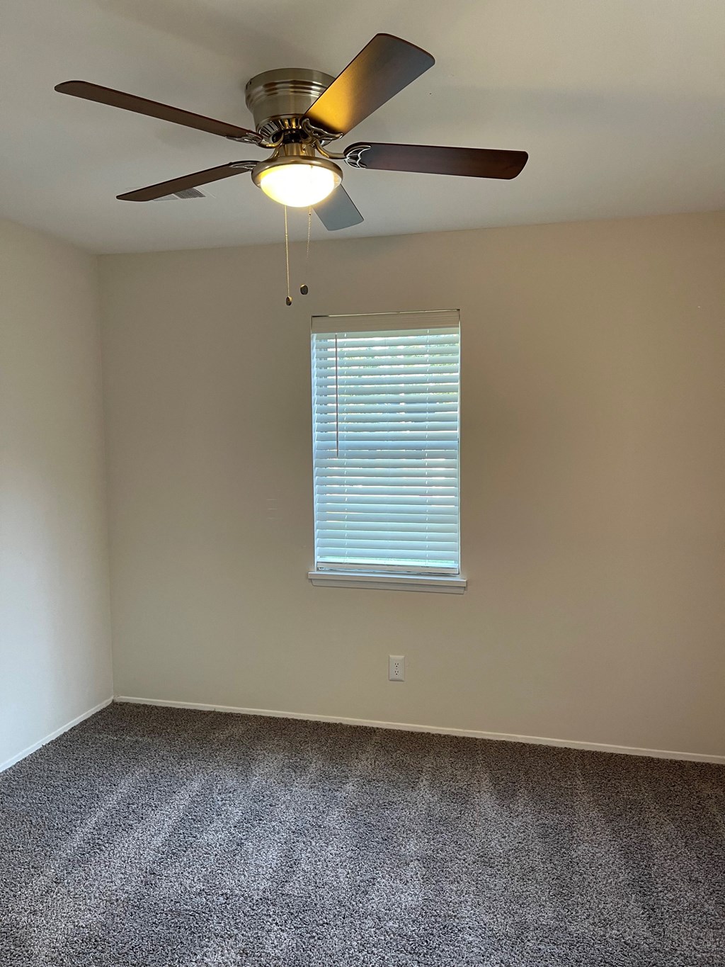 Bedroom w. Ceiling Fan