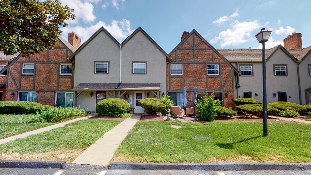 a row of houses in front of a sidewalk