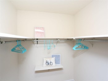 815 Erie Avenue 1-2 Beds Apartment for Rent - Photo Gallery 3