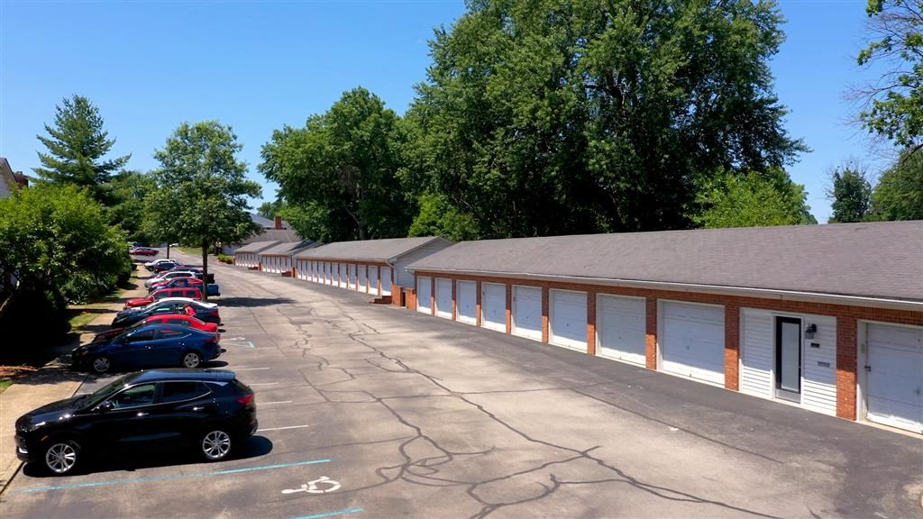 a row of cars parked in front of a building
