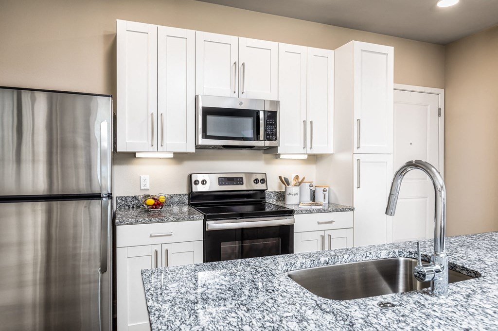 Granite Countertop Kitchen at The Edison at Bridlespur, Kansas City, 64114