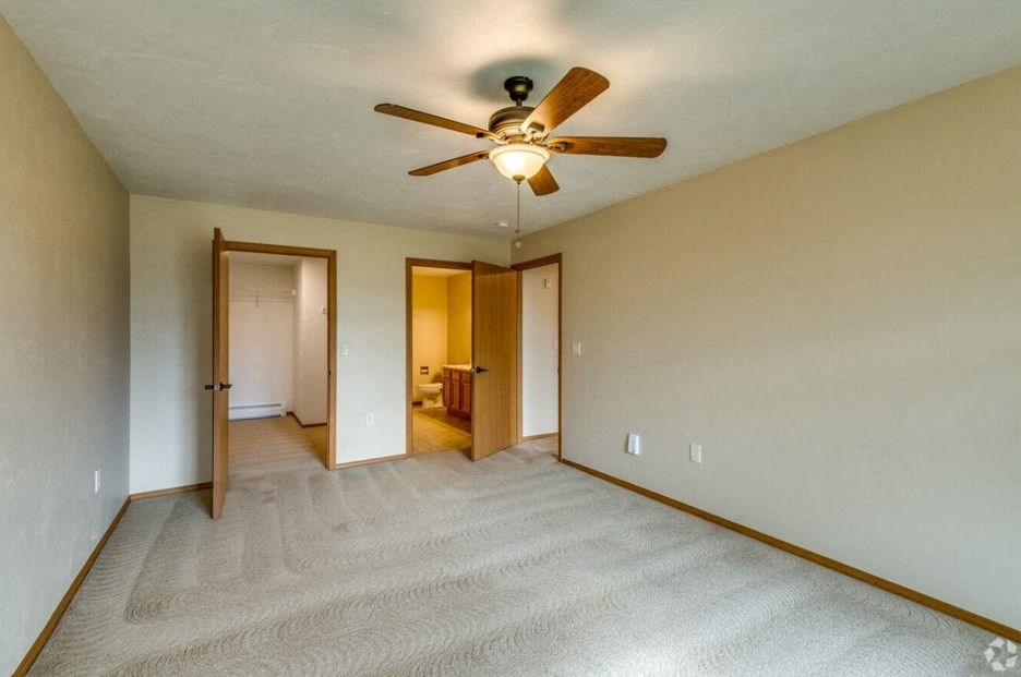 Upper Pineview, Primary Bedroom, 2 Bed/2 Bath