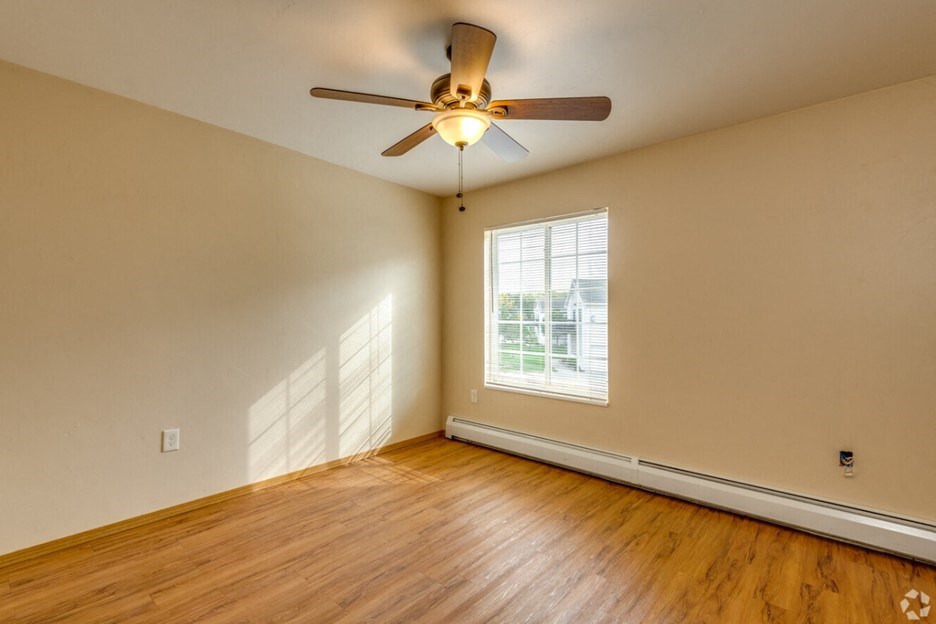 Upper Corner Pineview, Primary Bedroom, 2 Bed/2 Bath