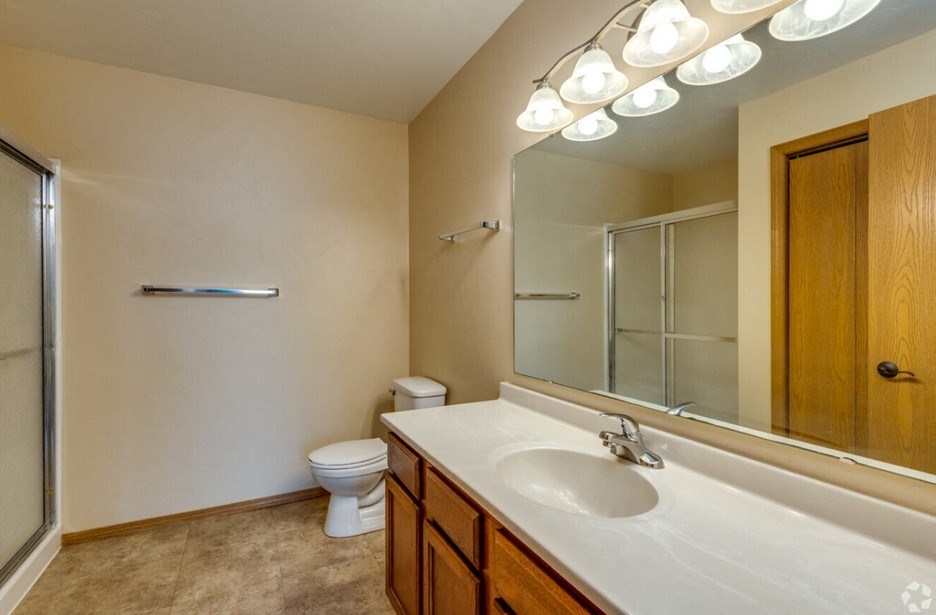 Upper Corner Pineview, Primary Bathroom, 2 Bed/2 Bath