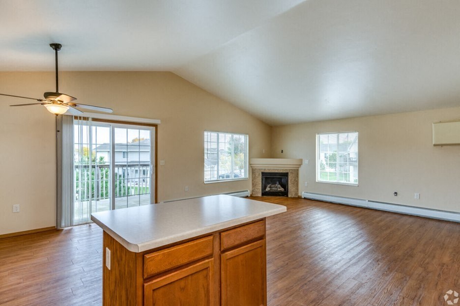 Upper Corner Pineview, Dining/Living, 2 Bed/2 Bath