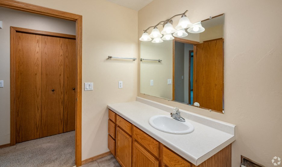 Upper Riverwalk Bathroom, 1 bed/1 Bath