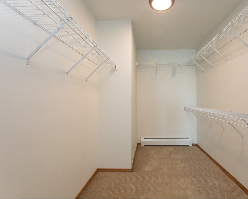 Upper Corner Pineview, Primary Bed/Closet, 2 Bed/2 Bath