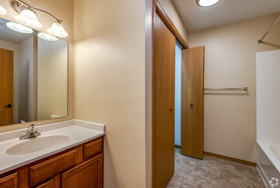 Upper Corner Pineview, Hall Bath, 2 Bed/2 Bath