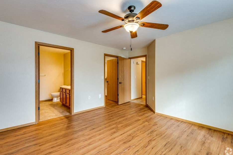 Upper Corner Pineview, Primary Bedroom, 2 Bed/2 Bath