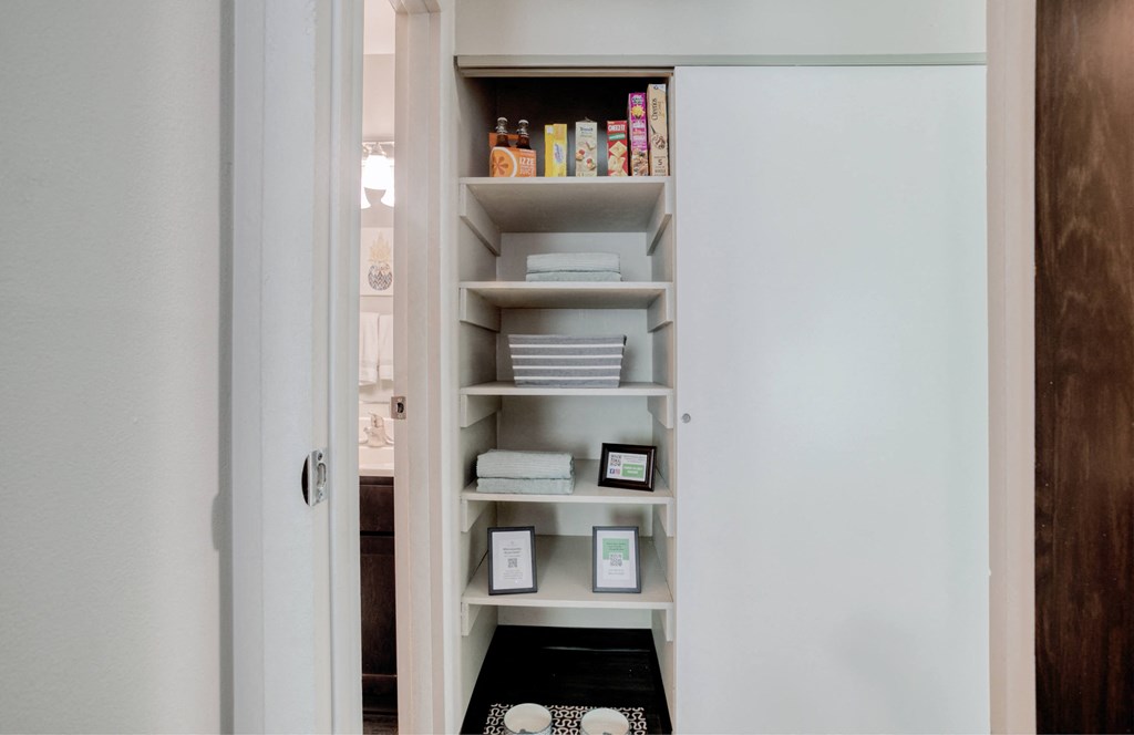 Pantry/Linen Closet