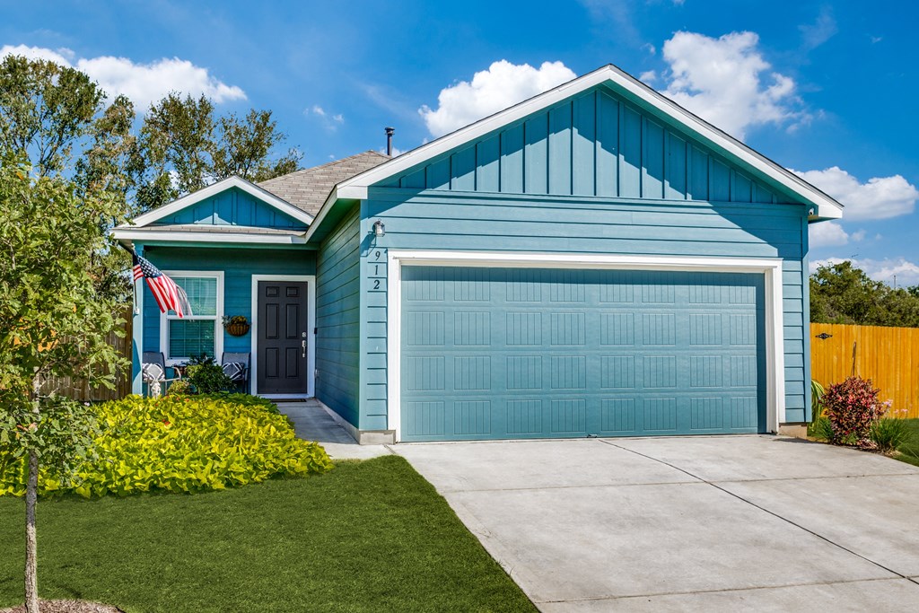 Linea Stillwater Rental Homes Model Home Exterior and Driveway