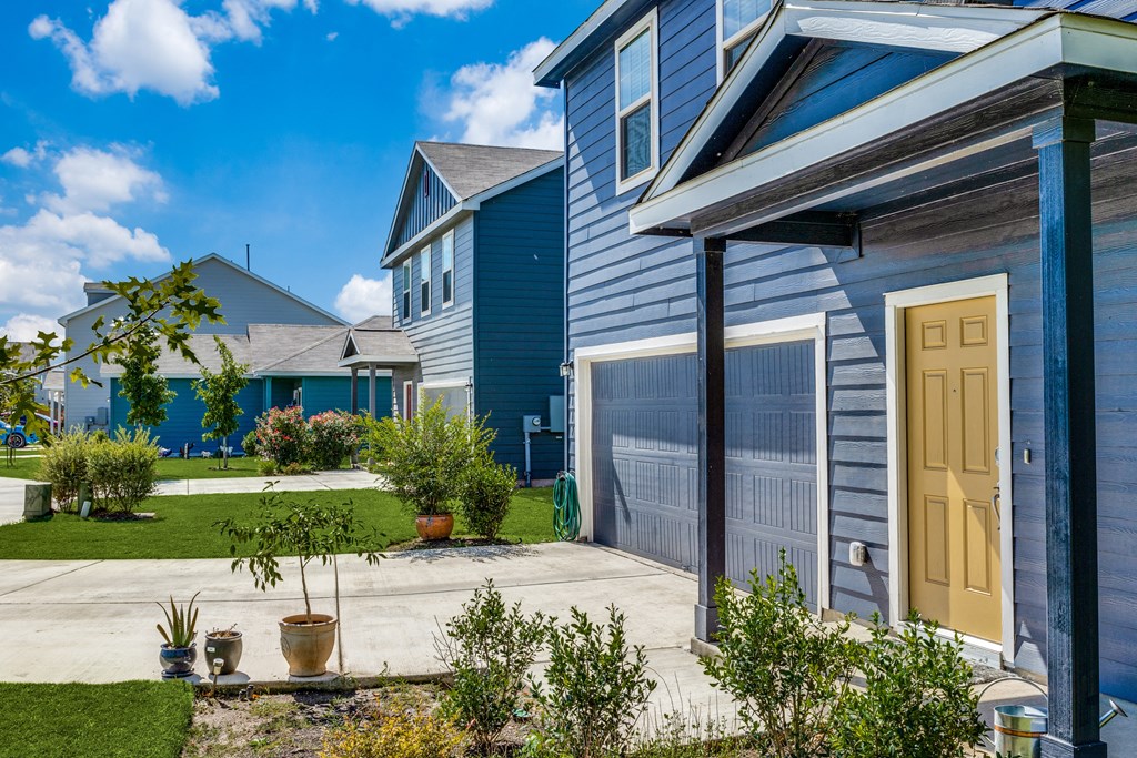 Linea Stillwater Rental Homes Model Home Exterior and Driveway