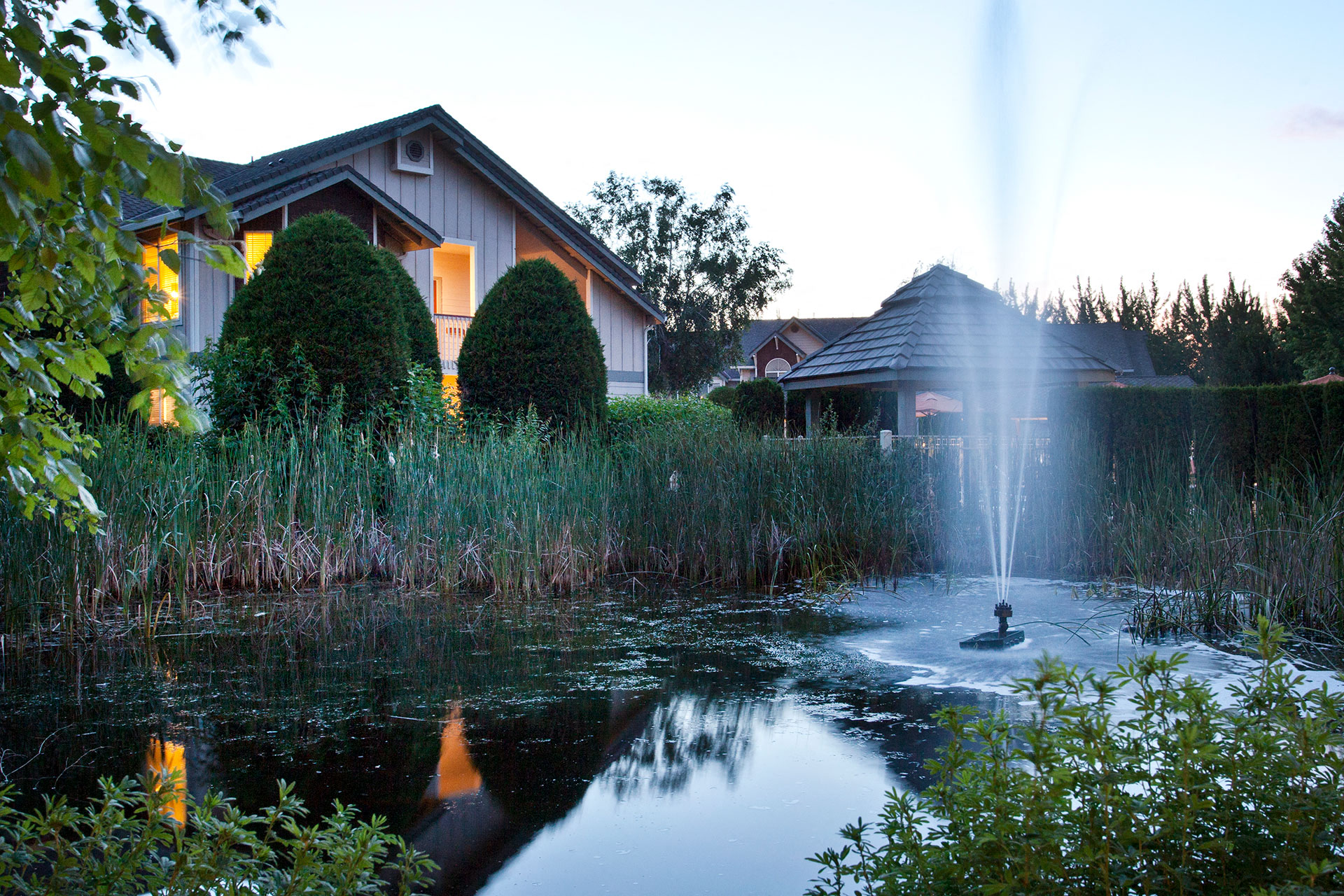 Grandridge Place Apartments Grounds and Fountain