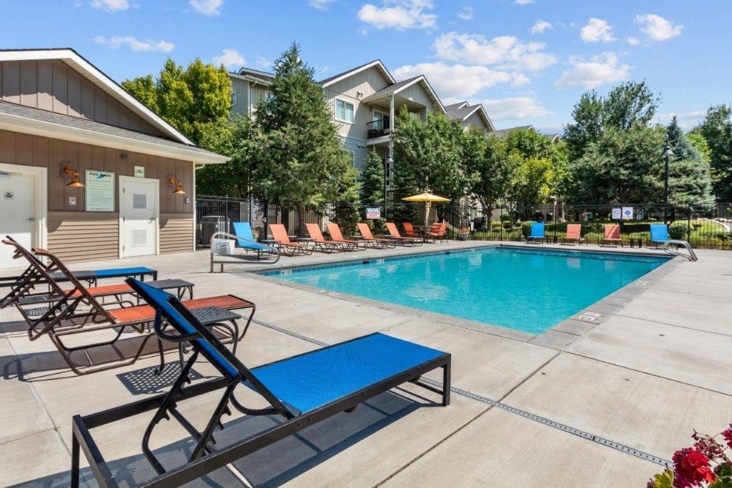 Island View Apartments Pool With Seating