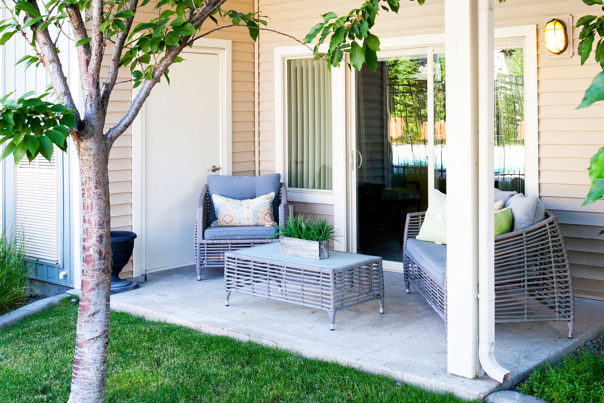 Island View Apartments Backyard Patio