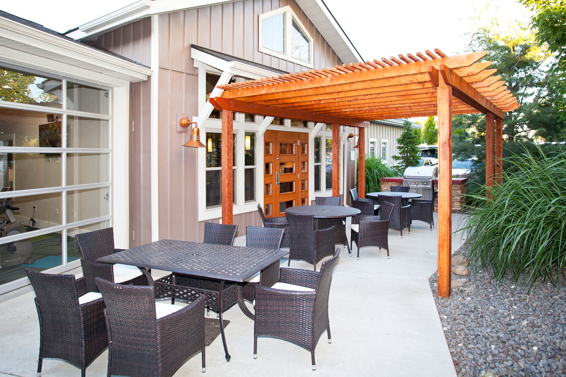 Island View Apartments Community Patio Dining