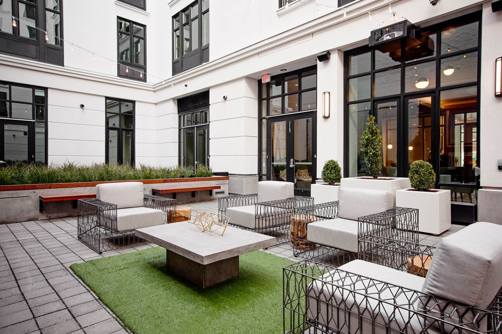 North Hollow Apartments Exterior Courtyard