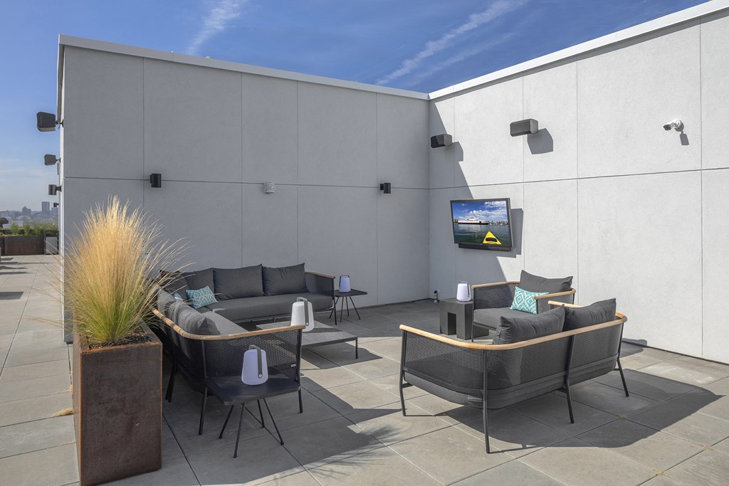 Northpointe Apartments Outside Seating Area
