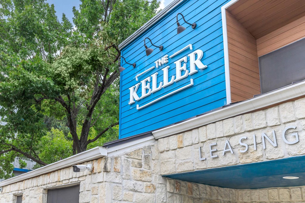 the sign for the killer tasting room is on the side of a building