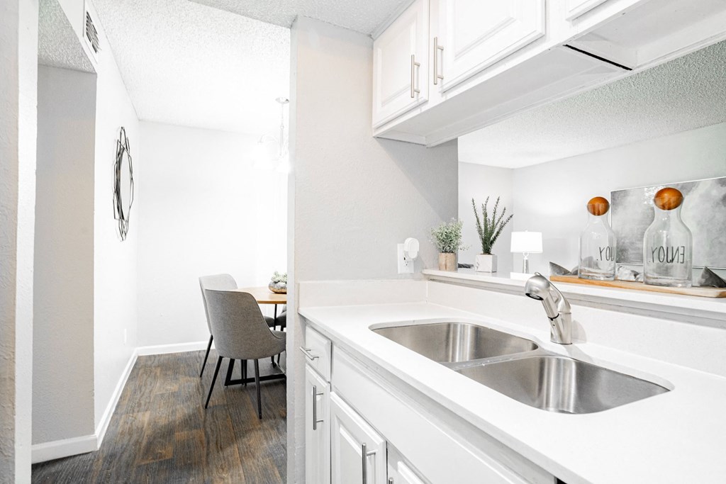 the preserve at ballantyne commons apartment kitchen and dining area