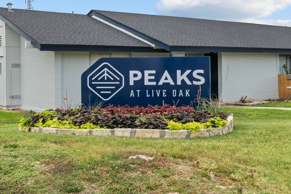 a building with a sign that says peaks at live oak