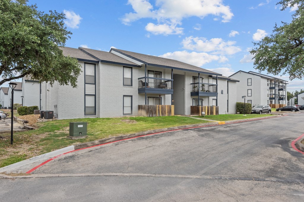 exterior view at the whispering winds apartments in pearland, tx