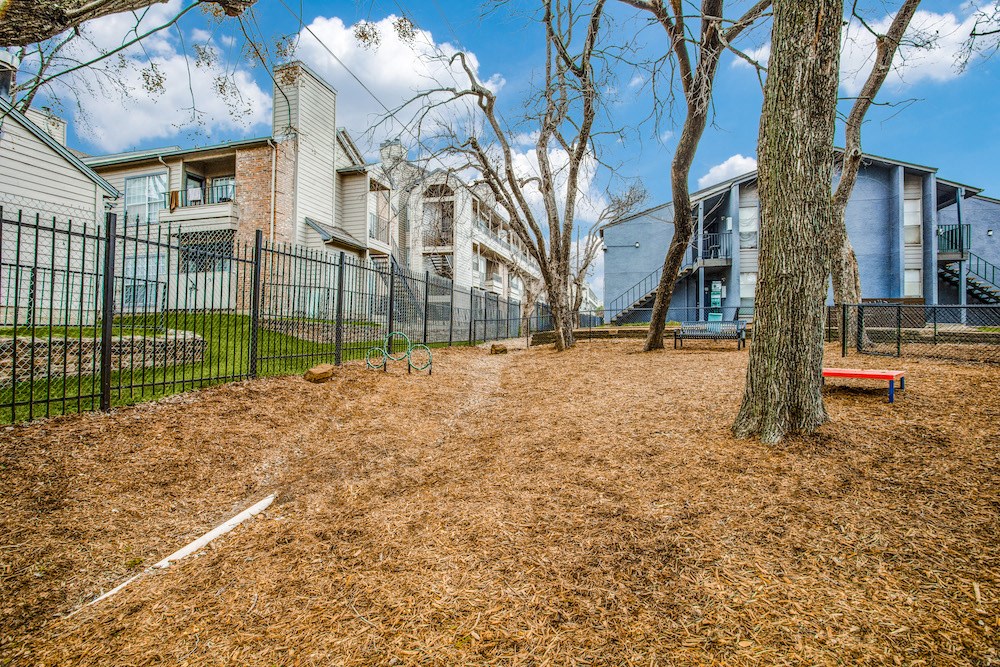 additional photo for property listing at chic digs with room to stretch out in the village 22 car