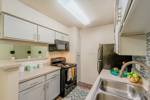 2000 Park Place Blvd 2 Beds Apartment for Rent