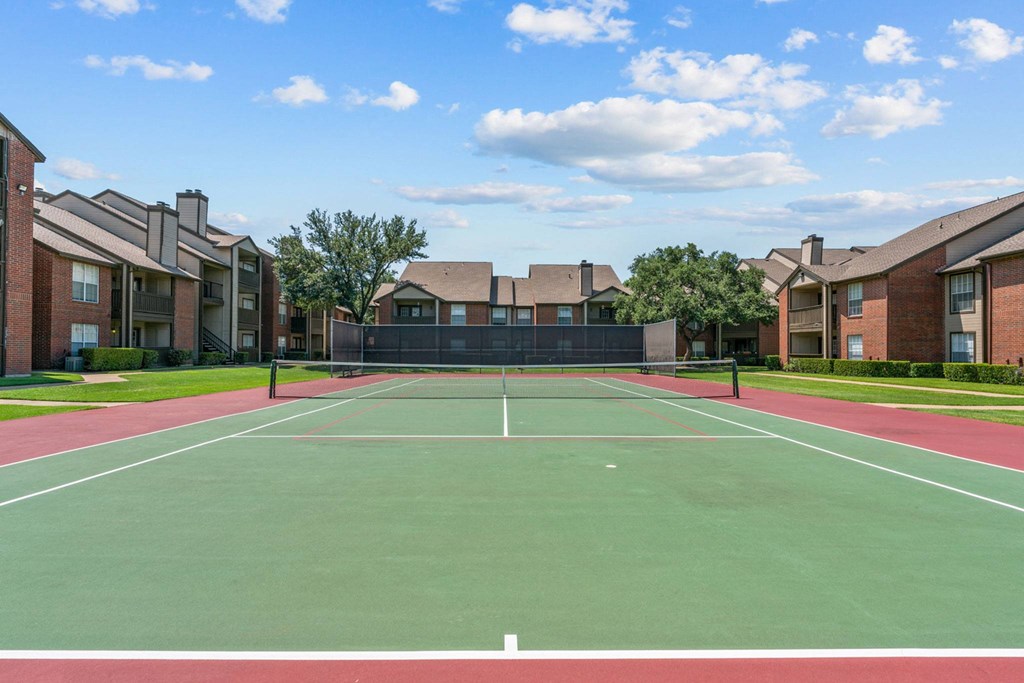 tennis court at the whispering winds apartments in pearland, tx