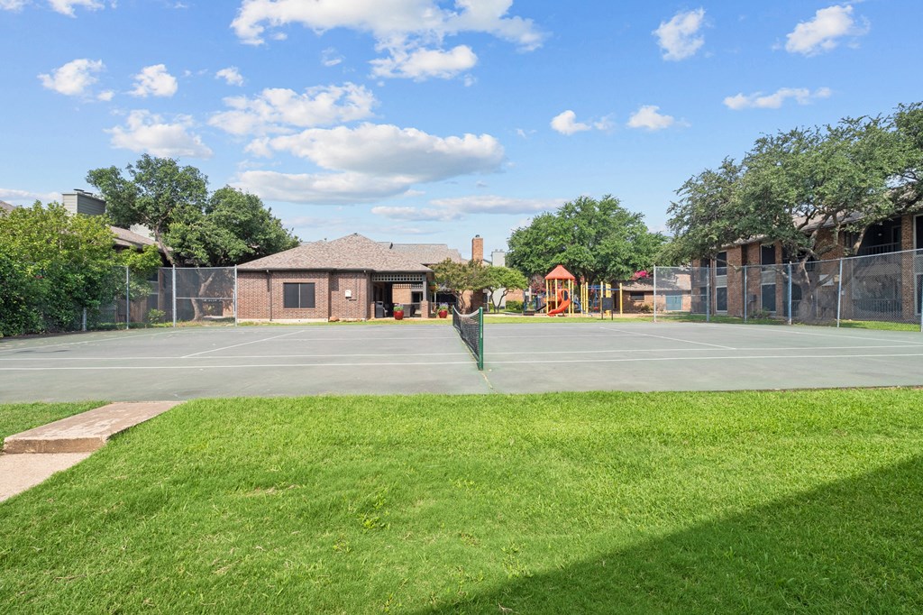 a tennis court at legacy apartments in plano, tx