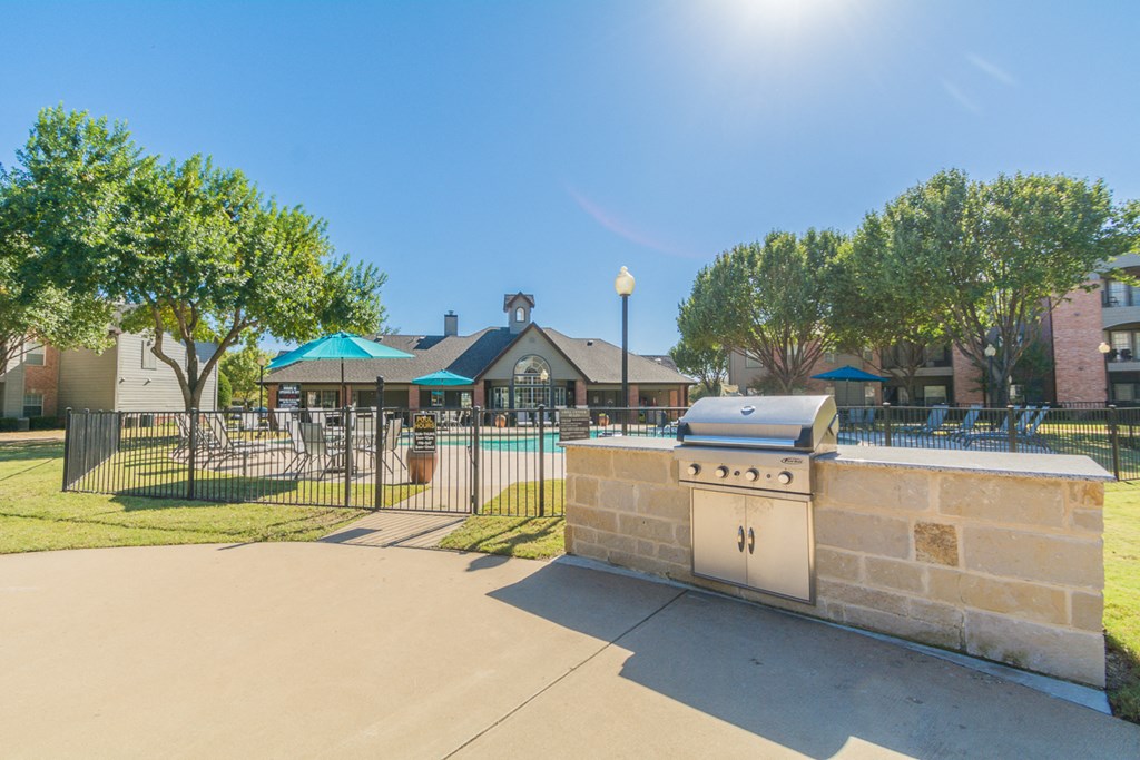 barbecue grill and picnic tables at Fountains of Denton in Denton, TX