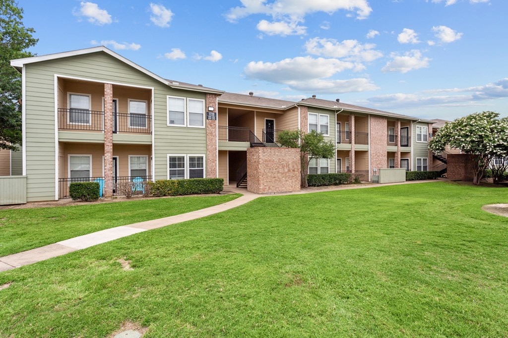 our apartments at the district feature a spacious yard and green grass at Southgate Glen, Weatherford